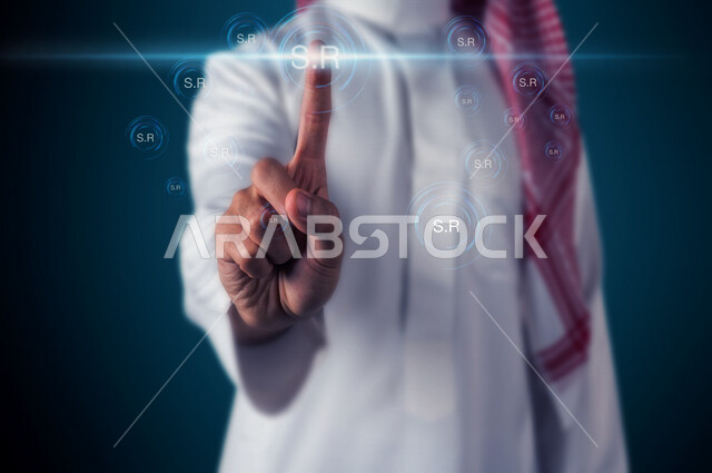 صورة مقربة ليد رجل عربي خليجي سعودي يضغط بأصبعه على رمز اختصار الريال السعودي، البصمة المضيئة بتقنية الهولوجرام  ثلاثية الابعاد، الاستثمار المالي والاقتصادي