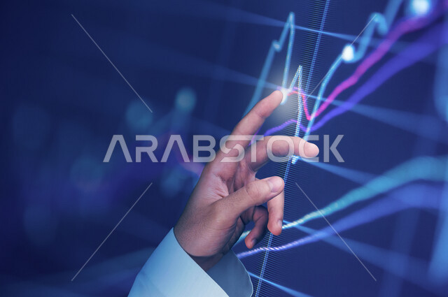 صورة مقربة ليد رجل عربي خليجي سعودي، دراسة السوق المالي والجدوة المالية، تحليل البيانات ورسمها بتقنية الهولوجرام، تخطيط وتحليل البيانات و المعلومات