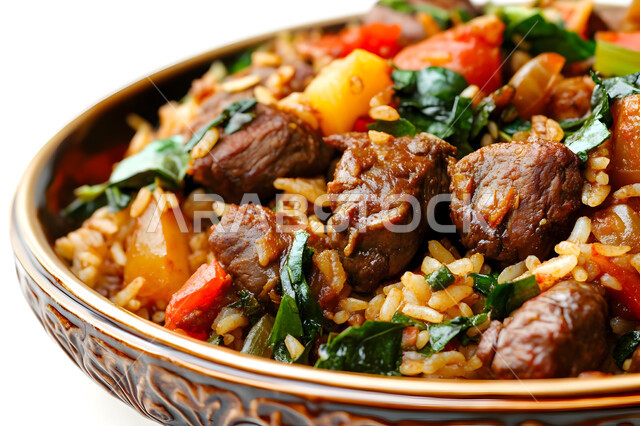 طبق من أرز الكبسة مع قطع اللحم المزين والخضروات، ولائم وأطباق عربية تقليدية شعبية، وصفات المأكولات والوجبات الشرقية الشهية، مطابخ ومطاعم المملكة العربية السعودية، صحن من البرياني باللحم الدسم، خلفية بيضاء