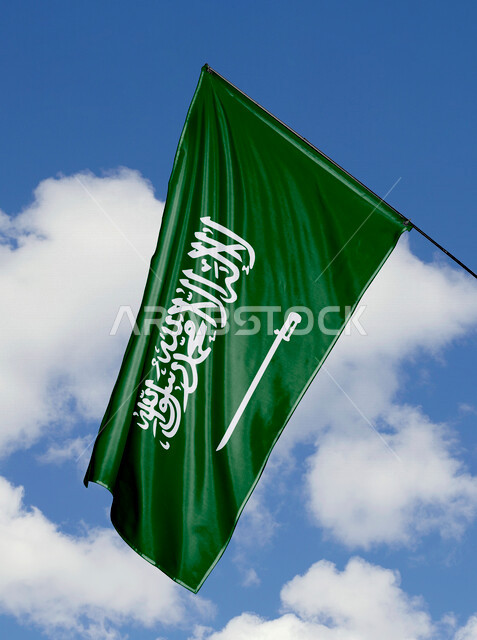 العلم الوطني للمملكة العربية السعودية يرفرف في السماء في وضع النهار، راية التوحيد والاسلام، الاحتفال باليوم الوطني السعودي، الإحتفال بالعيد الوطني السعودي، ذكرى توحيد المملكة العربية السعودية، ذكرى اليوم الوطني السعودي