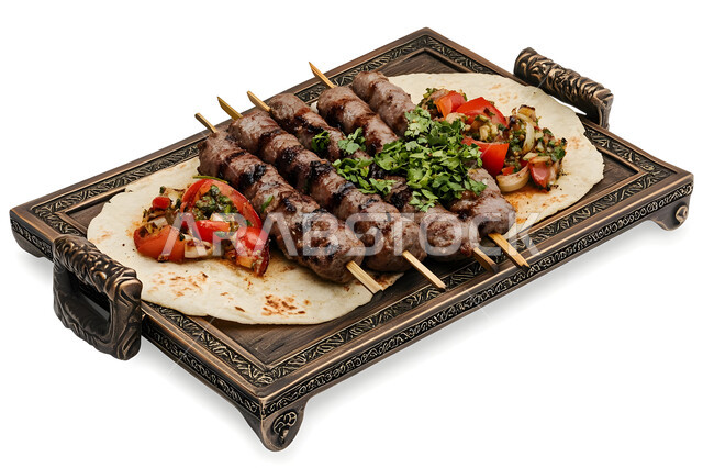 أطباق الباربكيو الشهية، طبق من اللحم المشوي مع المقبلات والخضراوات الطازجة، مطاعم الشواء في المملكة العربية السعودية، وجبات الطعام اللذيذة الصحية، مأكولات وأصناف عربية شرقية، خلفية بيضاء