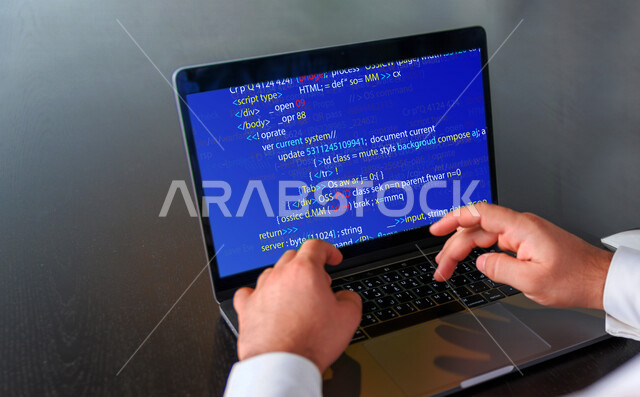 شاب سعودي خليجي يعمل في وظيفة مطور ويب، استخدام لغات البرمجة، تطوير وبناء المواقع والتطبيقات الالكترونية، اكواد وخوارزميات، تقنيات وحاسوب