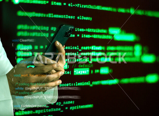 صورة يد شاب سعودي خليجي يعمل في وظيفة مطور ويب، استخدام لغات البرمجة، تطوير وبناء المواقع والتطبيقات الالكترونية، اكواد برمجية لبناء تطبيقات الهواتف الذكية