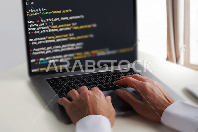 شاب سعودي خليجي يعمل في وظيفة مطور ويب، استخدام لغات البرمجة، تطوير وبناء المواقع والتطبيقات الالكترونية، اكواد وخوارزميات، تقنيات وحاسوب
