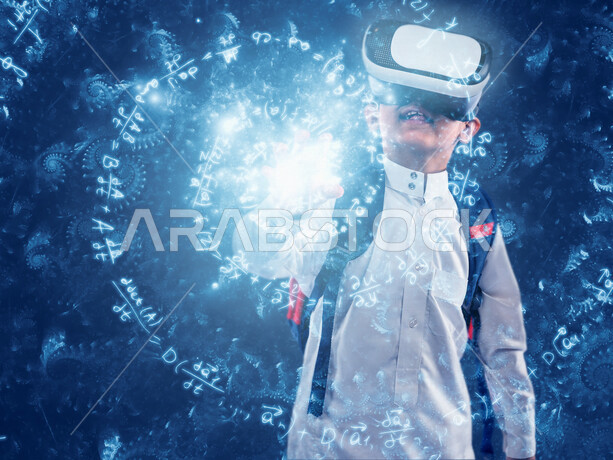 تلميذ عربي خليجي سعودي يرتدي الزي المدرسي والحقيبة المدرسية  يتستخدم نظارات الواقع الافتراضي أمام مجموعة من العمليات الحسابية و العلمية باستخدام خاصية الهولوجرام ثلاثية الابعاد ، التعليم في المملكة العربية السعودية