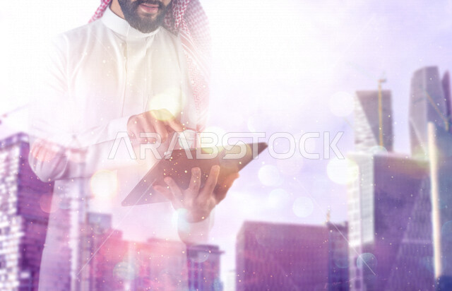 رجل عربي سعودي خليجي يعمل على تطوير مشروع ابراج مدينة الملك عبد الله الماليه في الرياض باستخدام التابلت, تطور وازدهار مركز الملك عبد الله المالي, الاقتصاد في المملكه