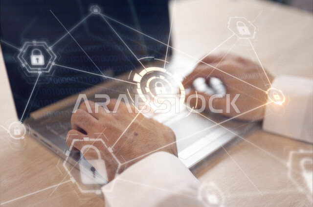 رجل عربي سعودي خليجي يعمل على برامج الامن السيبراني, برنامج حماية الحاسوب, امن تكنولوجيا المعلومات.