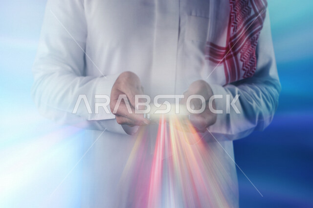 رجل عربي سعودي خليجي يمسك بيده هاتف محمول  مليئ بالمعلومات الاثرائيه, تطور وتقدم التقنيه والتكنولوجيا