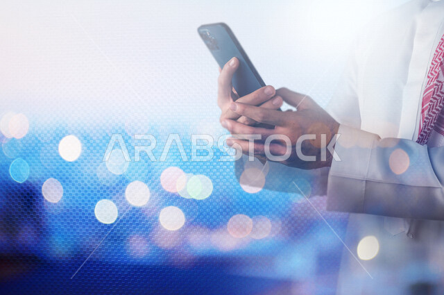 صوره مقربه ليد رجل عربي سعودي خليجي يتصفح هاتفه المحمول