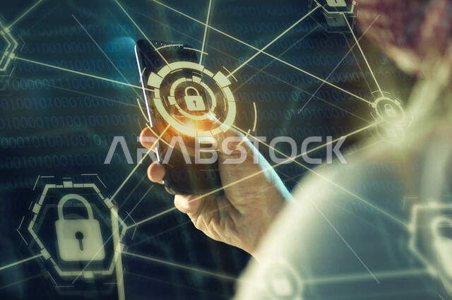 رجل عربي سعودي خليجي يعمل على برامج الامن السيبراني, برنامج حماية الهاتف الذكي, امن تكنولوجيا المعلومات.