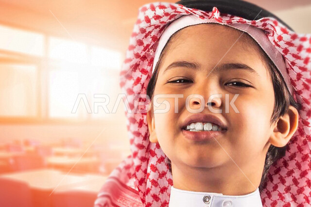 صورة مقربة لطفل عربي خليجي سعودي سعيد و مبتسم ، ايماءات و تعابير وجه تدل على السعادة ، مستقبل الأجيال السعودي ، تحقيق مستقبل مشرق و حياة أفضل للأطفال ، رؤية 2030
