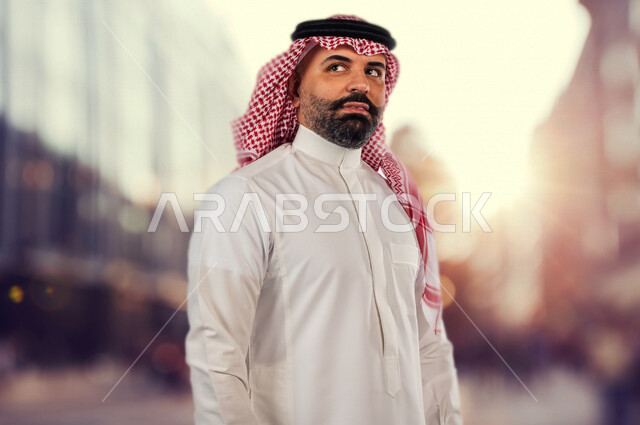 صورة مقربة لرجل عربي خليجي سعودي يتطلع لتحقيق رؤية مستقبلية أفضل ، ايماءات و تعابير وجه تدل على التطلع ، مواكبة التطلعات و مواجهة التحديات ، تحقيق الطموحات ، رؤية 2030