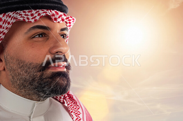 صورة مقربة لرجل عربي خليجي سعودي يتطلع لتحقيق رؤية مستقبلية أفضل ، مواكبة التطلعات و مواجهة التحديات ، تحقيق الطموحات ، رؤية 2030