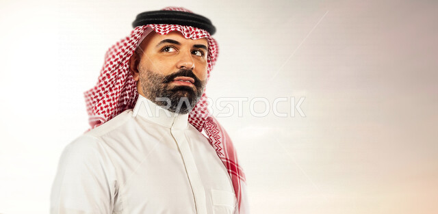 صورة مقربة لرجل عربي خليجي سعودي يتطلع لتحقيق رؤية مستقبلية أفضل ، ايماءات و تعابير وجه تدل على التطلع ، مواكبة التطلعات و مواجهة التحديات ، تحقيق الطموحات ، رؤية 2030