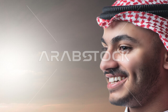 صورة مقربة لرجل عربي خليجي سعودي سعيد و مبتسم ، يتطلع لتحقيق رؤية مستقبلية أفضل ، ايماءات و تعابير وجه تدل على السعادة ، مواكبة التطلعات و مواجهة التحديات ، تحقيق النجاحات و الطموحات ، رؤية 2030