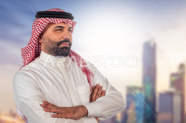 صورة لرجل عربي خليجي سعودي يتطلع لتحقيق رؤية مستقبلية أفضل ، ايماءات و تعابير وجه و يدين مختلفة ، مواكبة التطلعات و مواجهة التحديات ، تحقيق الطموحات ، رؤية 2030
