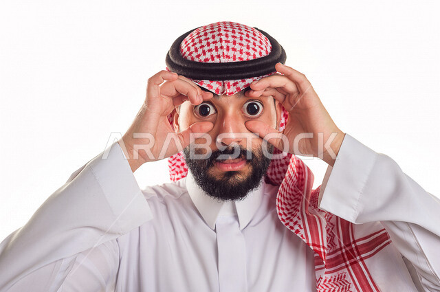 صورة مقربة لرجل عربي خليجي سعودي له عيون واسعة وكبيرة ، ايماءات و تعابير وجه تدل على المشاهدة و الرؤية، مواكبة التطلعات و مواجهة التحديات ، تحقيق النجاحات و الطموحات ، رؤية 2030