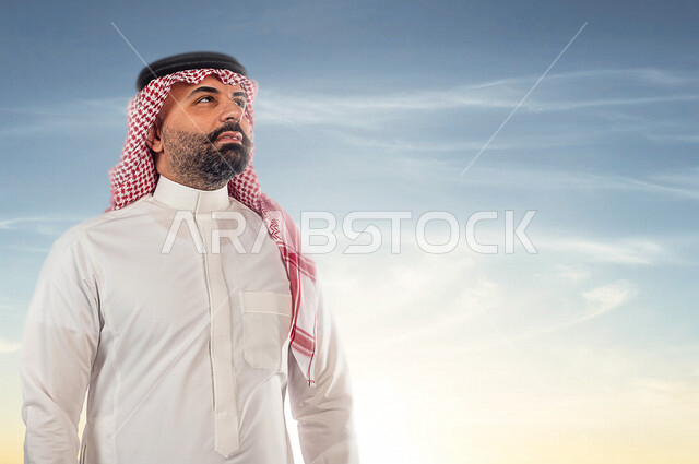 صورة لرجل عربي خليجي سعودي يتطلع لتحقيق رؤية مستقبلية أفضل ، مواكبة التطلعات و مواجهة التحديات ، تحقيق الطموحات ، رؤية 2030
