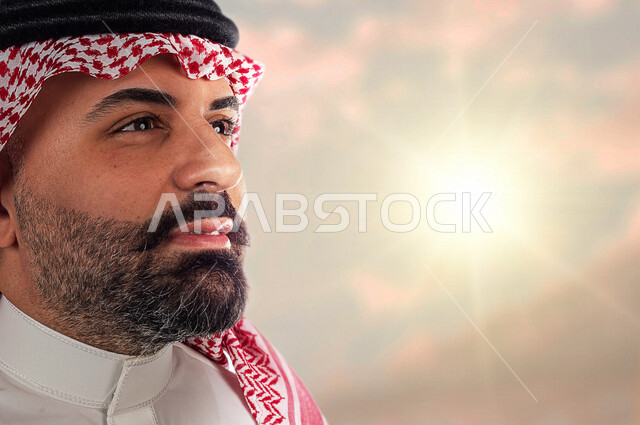 صورة مقربة لرجل عربي خليجي سعودي يتطلع لتحقيق رؤية مستقبلية أفضل ، مواكبة التطلعات و مواجهة التحديات ، تحقيق الطموحات ، رؤية 2030