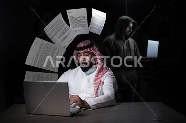 رجل أعمال عربي  خليجي سعودي يعمل على حماية البيانات الشخصية والمعلومات الخاصة بالاشخاص من السرقة، متسلل يعمل في مجال الاختراق الأمني، استخدم جهاز الحاسوب لأغراض غير قانونية، الجرائم الالكترونية