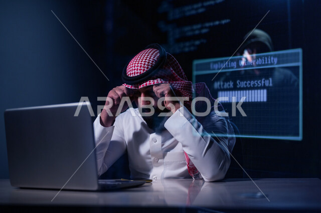 رجل أعمال عربي خليجي سعودي بايماءات وجه وتعبيرات مختلفة، متسلل يعمل في مجال الاختراق الأمني، القدرة على اختراق حماية الأجهزة، استخدم جهاز الحاسوب لأغراض غير قانونية، الجرائم الالكترونية