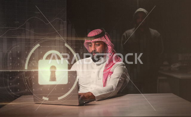 رجل أعمال عربي  خليجي سعودي، استخدام نظام حماية أمن لمنع الهاكر وفك القفل، متسلل يعمل في مجال الاختراق الأمني، القدرة على اختراق حماية الأجهزة، قفل امان بخاصية الهولوجرام ثلاثية الابعاد