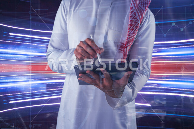 صورة مقربة لرجل عربي خليجي سعودي في مقر عمله بالشركة، يتابع البورصة من خلال استخدام التابليت، صعود ونزول البورصة المالية، الاستثمار المالي والاقتصادي، أعمال الكترونية تجارية