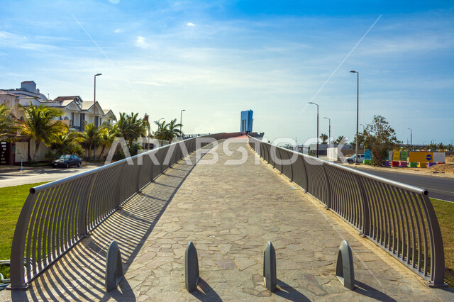 صورة لجسر المشاة الجميل في شاطئ جدة بالمملكة العربية السعودية في وضع النهار ، السياحة في السعودية ، المناظر الطبيعية السياحية الجميلة في السعودية ، واجهة جدة البحرية