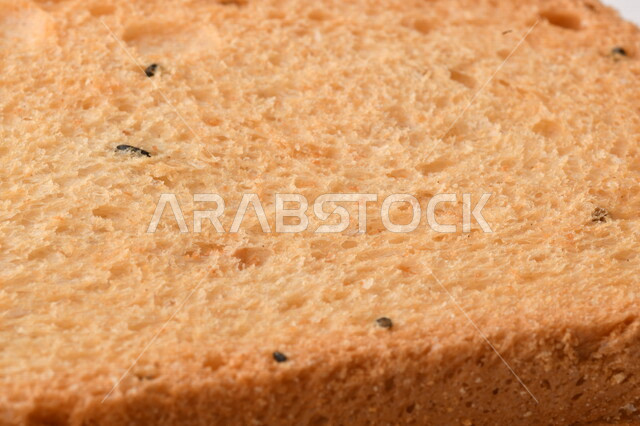 شرائح خبز التوست المحمصة على خلفية بيضاء ، صورة مقربة لمخبوزات طازجة