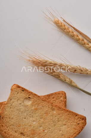 شرائح خبز التوست المحمصة على خلفية بيضاء ، صورة مقربة لمخبوزات طازجة