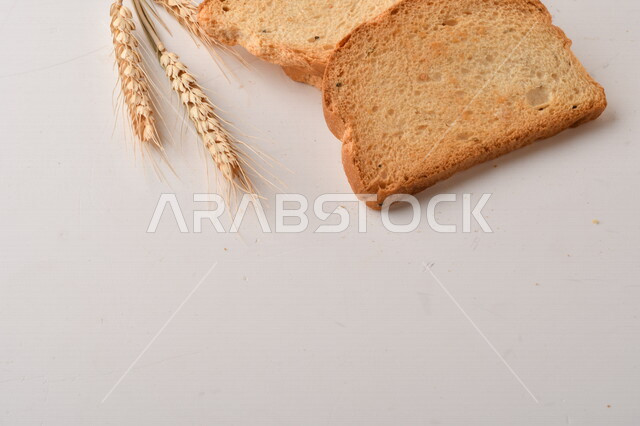 شرائح خبز التوست المحمصة على خلفية بيضاء ، صورة مقربة لمخبوزات طازجة