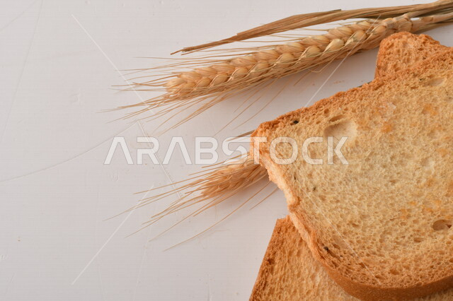 شرائح خبز التوست المحمصة على خلفية بيضاء ، صورة مقربة لمخبوزات طازجة