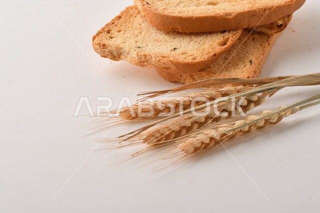 شرائح خبز التوست المحمصة على خلفية بيضاء ، صورة مقربة لمخبوزات طازجة