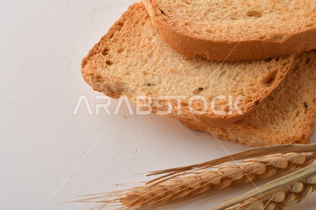 شرائح خبز التوست المحمصة على خلفية بيضاء ، صورة مقربة لمخبوزات طازجة