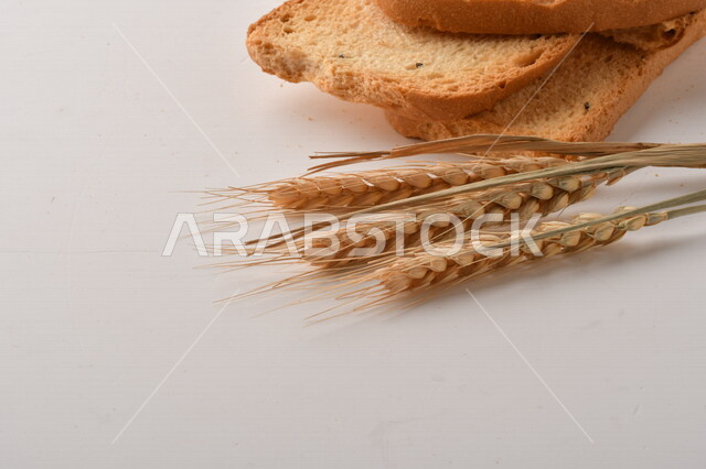 شرائح خبز التوست المحمصة على خلفية بيضاء ، صورة مقربة لمخبوزات طازجة