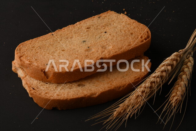 صورة لشرائح البقسماط المقرمشة على خلفية سوداء ، صورة مقربة لمخبوزات طازجة محمصة ، الشابورة