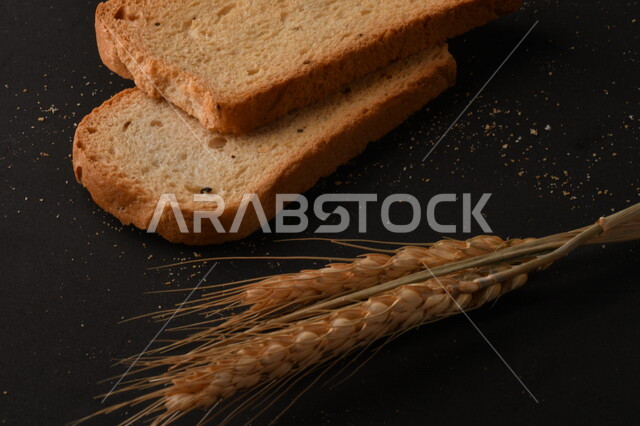 صورة لشرائح البقسماط المقرمشة على خلفية سوداء ، صورة مقربة لمخبوزات طازجة محمصة ، الشابورة