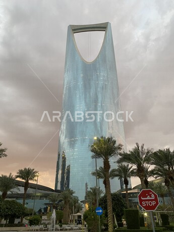 صورة لبرج المملكة في قلب العاصمة السعودية الرياض ، اطلالة ساحرة لمركز المملكة ، اماكن سياحية في المملكة العربية السعودية 
