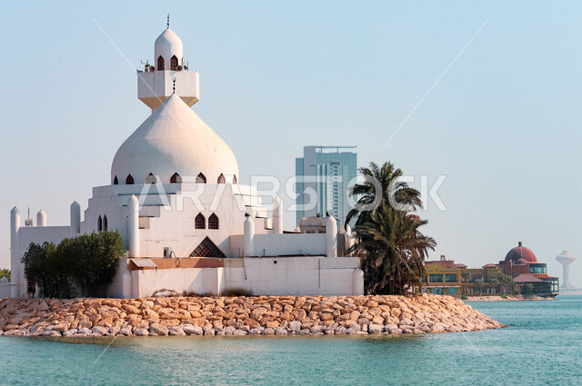 صورة لمسجد سالم بن لادن على ساحل كورنيش الخُبر  في المملكة العربية السعودية ، اطلالة رائعة لمسجد كورنيش الخبر 
