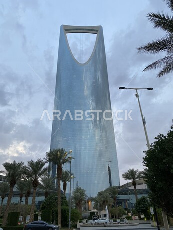 صورة لبرج المملكة في قلب العاصمة السعودية الرياض ، اطلالة ساحرة لمركز المملكة ، اماكن سياحية في المملكة العربية السعودية 