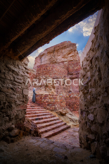 قلعة آثرية حجرية قديمة ذات فن معماري عربي عتيق في منطقة العلا في شمال غرب السعودية ، معالم سياحية و آثرية عريقة بالمملكة العربية السعودية