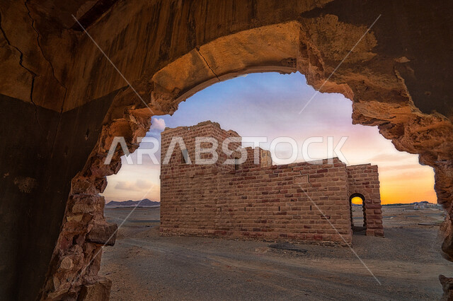 قلعة آثرية حجرية قديمة ذات فن معماري عربي عتيق في منطقة العلا في شمال غرب السعودية ، معالم سياحية و آثرية عريقة بالمملكة العربية السعودية