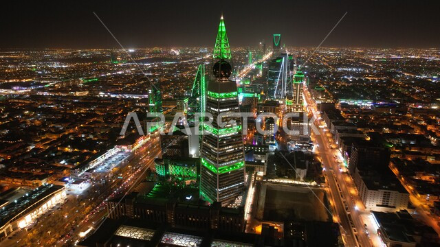 صورة لبرج الفيصلية في حي العليا في مدينة الرياض ،مضاء بالاخضر احتفالا باليوم الوطني السعودي ، صورة ليلية لابراج الرياض تحتفل بالعيد الوطني السعودي، ذكرى توحيد المملكة العربية السعودية