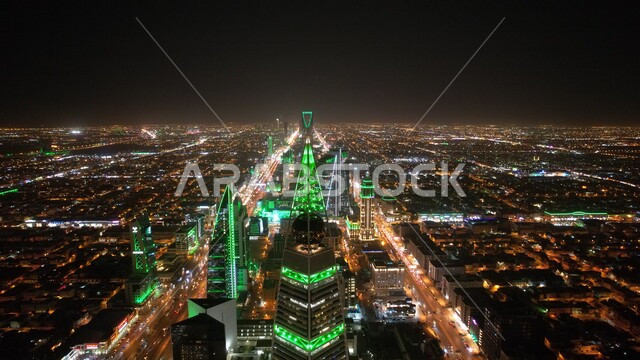 صورة لبرج الفيصلية في حي العليا في مدينة الرياض ،مضاء بالاخضر احتفالا باليوم الوطني السعودي ، صورة ليلية لابراج الرياض تحتفل بالعيد الوطني السعودي، ذكرى توحيد المملكة العربية السعودية