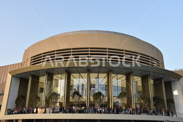 صورة لمتجر آبل في مبنى دبي مول والمطل على نافورة دبي في الإمارات العربية المتحدة، واجهة زجاجية متقوّسة، معالم دبي، السياحة في الإمارات.