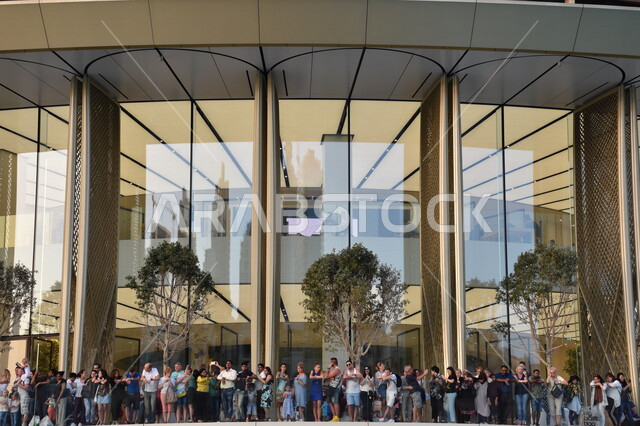 صورة لمتجر آبل في مبنى دبي مول والمطل على نافورة دبي في الإمارات العربية المتحدة، واجهة زجاجية متقوّسة، معالم دبي، السياحة في الإمارات.