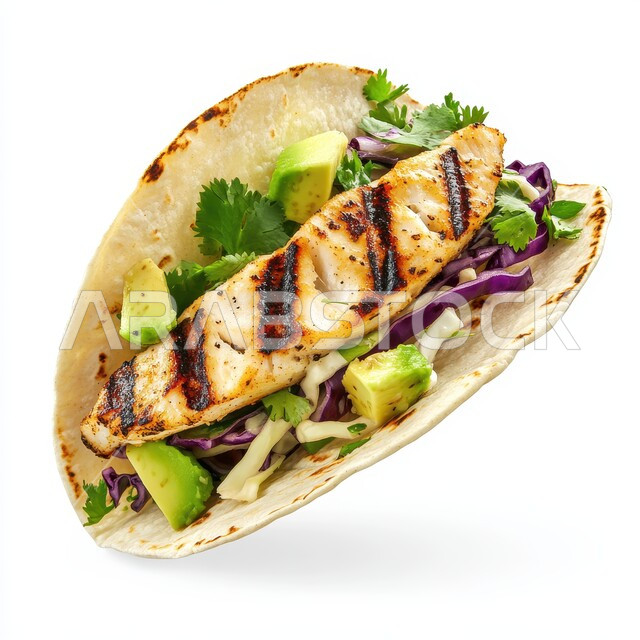 فنون التقديم في مطاعم ومطابخ المملكة العربية السعودية، المأكولات العربية الشرقية، صورة مقربة لساندويش شاورما على طبق أبيض مع الخضراوات الطازجة، وجبات الطعام السريعة الشهية، وصفات وأطعمة متميزة، خلفية بيضاء