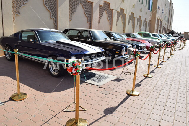 صورة لمجموعة من السيارات الكلاسيكية المشاركة في احتفالات اليوم الوطني لدولة الإمارات العربية المتحدة، بوادي مول، السياحة في الإمارات.
