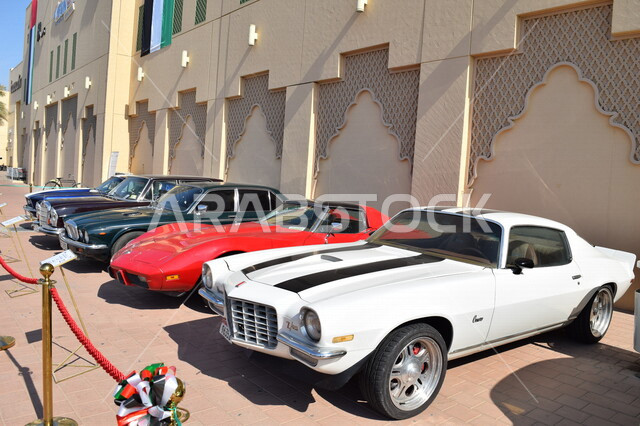 صورة لمجموعة من السيارات الكلاسيكية المشاركة في احتفالات اليوم الوطني لدولة الإمارات العربية المتحدة، بوادي مول، السياحة في الإمارات.
