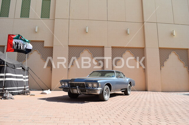 صورة لسيارة كلاسيكية مشاركة في احتفالات اليوم الوطني لدولة الإمارات العربية المتحدة، بوادي مول، علم الإمارات العربية المتحدة.
